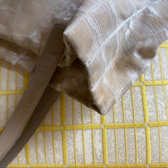 Chanel Travel Ligne Zip Cream Shoulder Tote - Picture 11 of 13